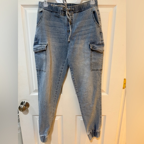 Steve Madden Pull On Blue Cargo Jeans Elastic Waist 
Inseam 28
W 14/28
Rise 11 - Picture 1 of 6